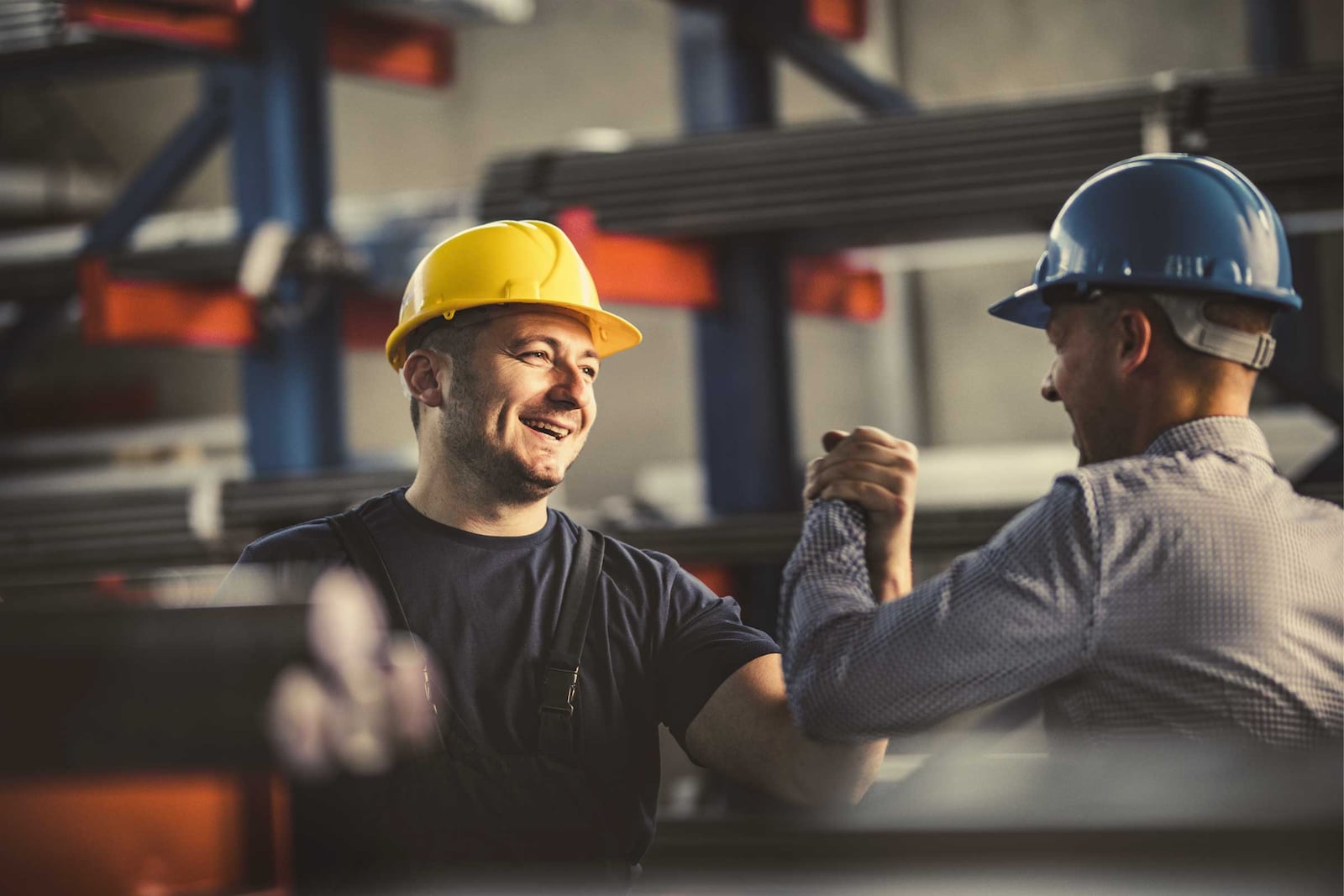 Trabajadores estrechando sus manos